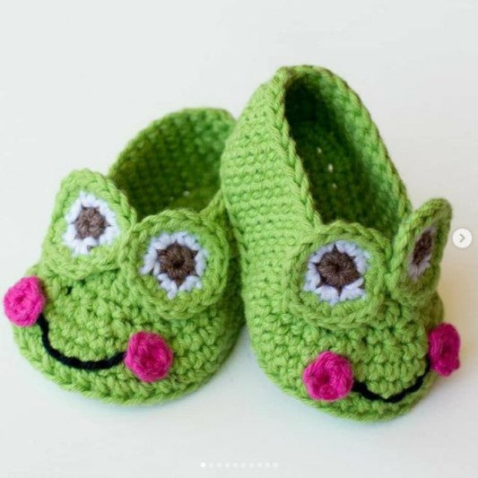 Green frog crochet baby booties