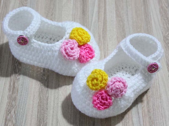 Handmade crochet baby girl floral sandals