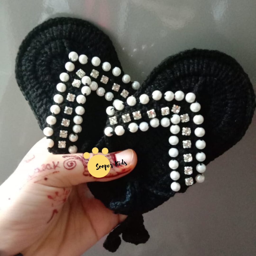 Black crochet baby girl pearl sandals with rhinestones