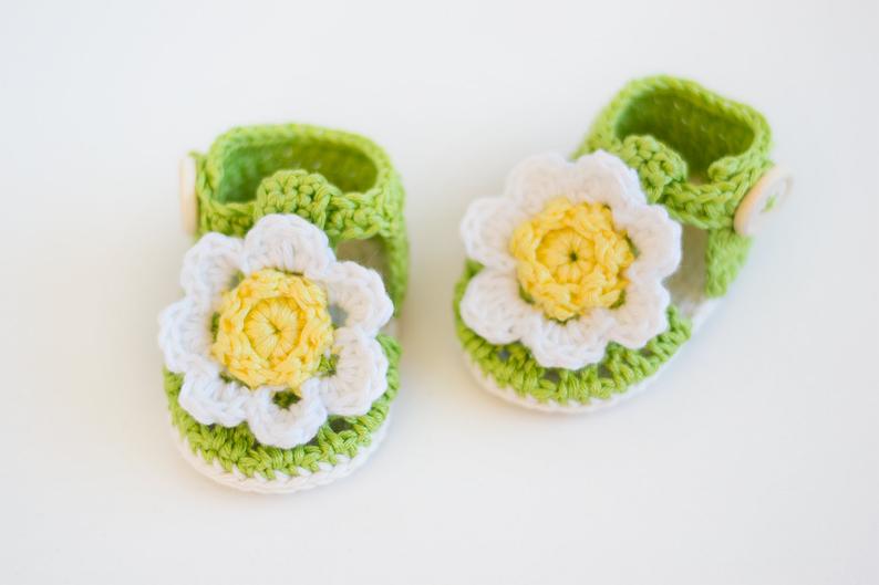 Crochet baby green daisy sandals side view