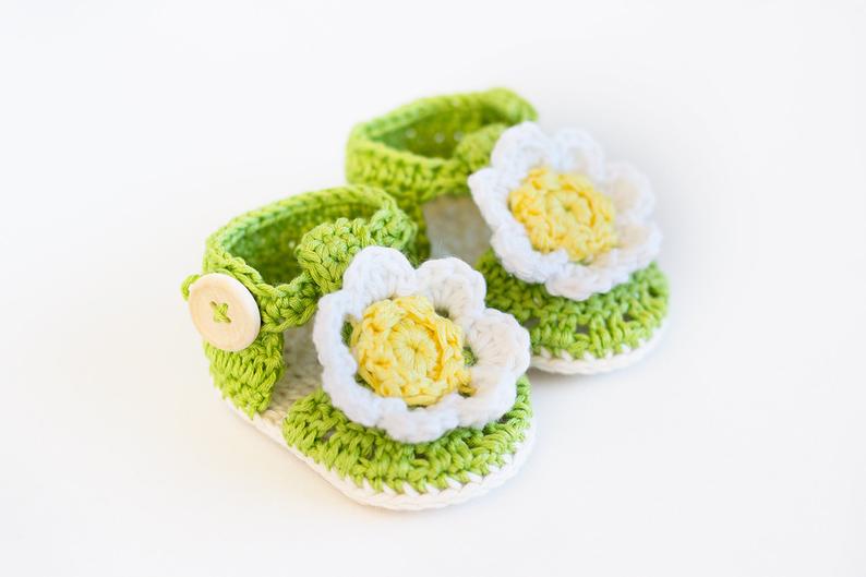 Green crochet baby sandals with white and yellow daisy